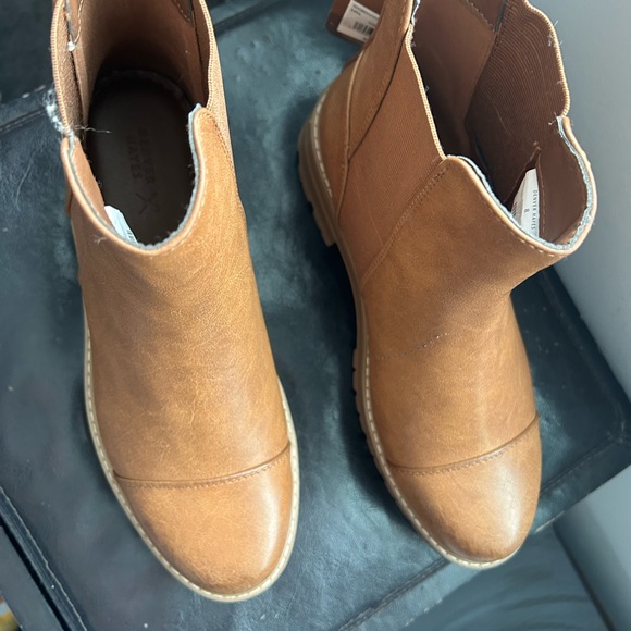 Denver Hayes Brown Chelsea Boots - Picture 3 of 5